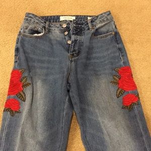 super cute pacsun mom jeans with roses